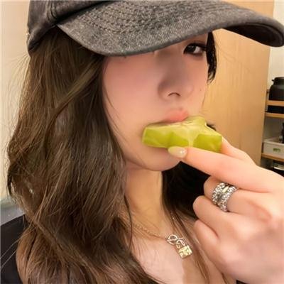 看她轻轻的飞起